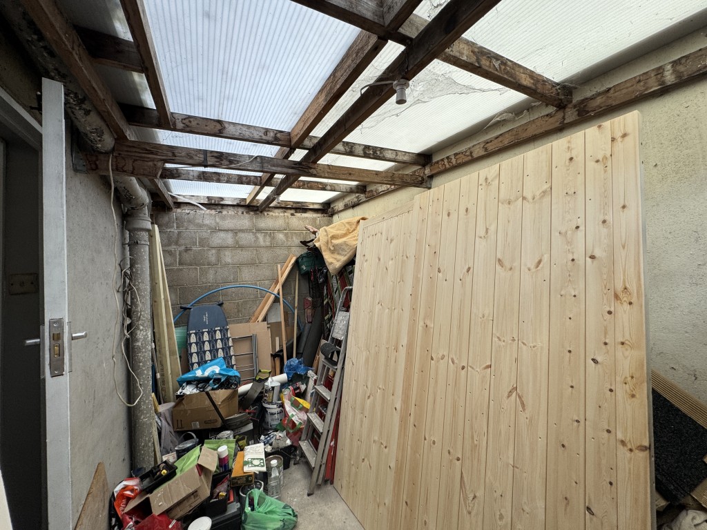 Lot: 68 - MIXED USE INVESTMENT CLOSE TO THE TOWN CENTRE - Landlord garage